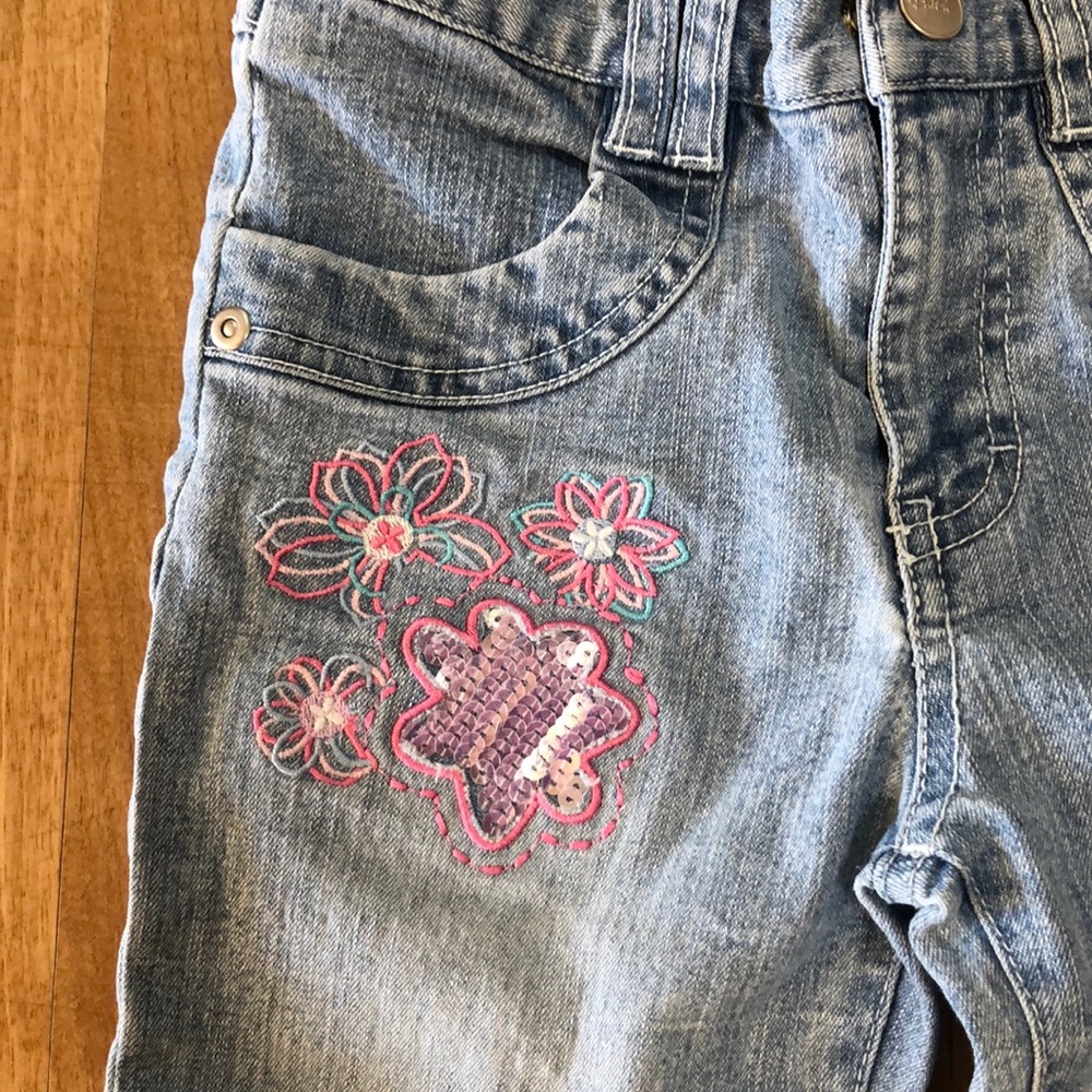 Girls size 6 Barbie jeans with cute stitching - Picture 2 of 5
